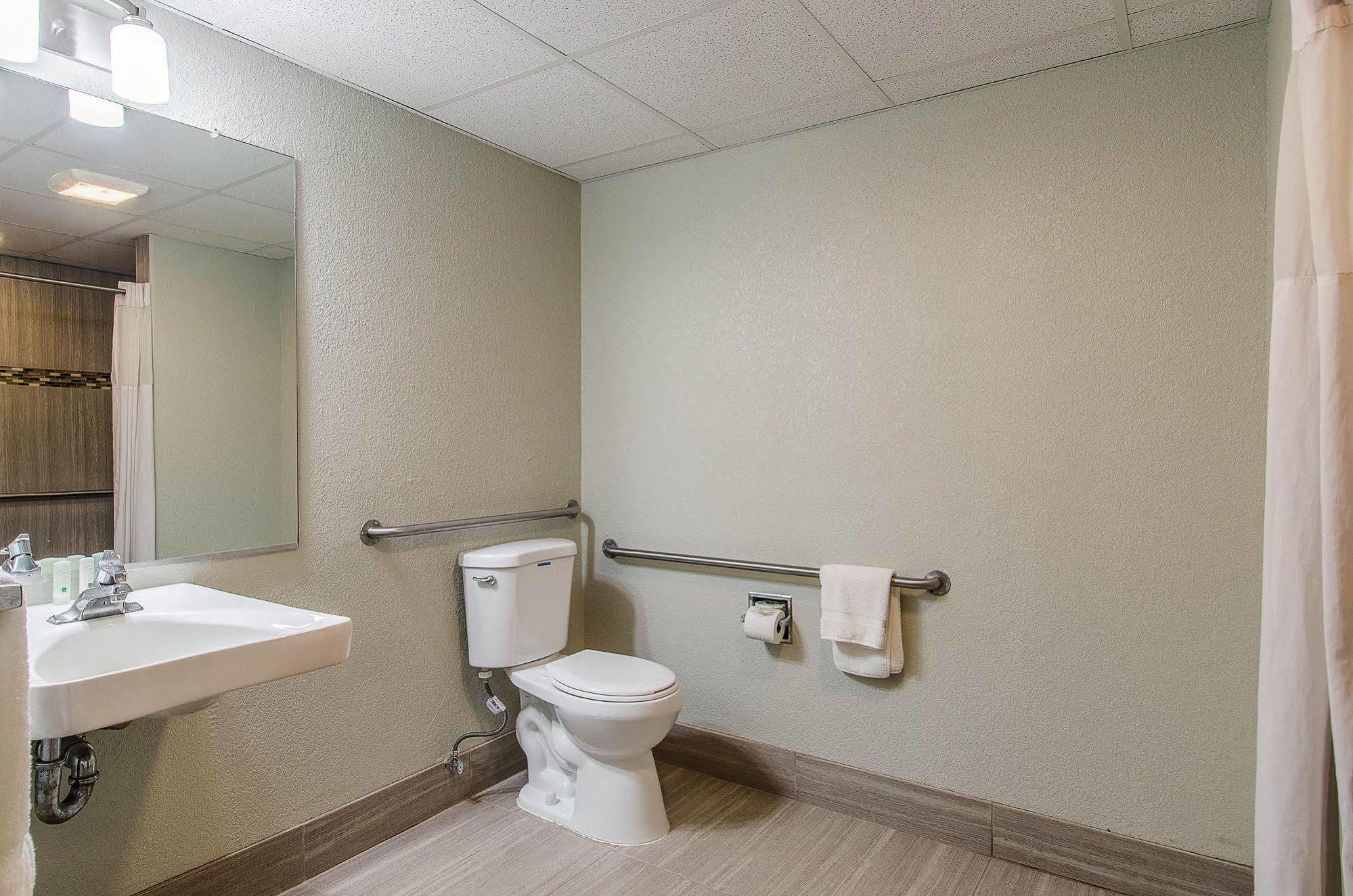 Hotel La Casa & Suites-middleboro